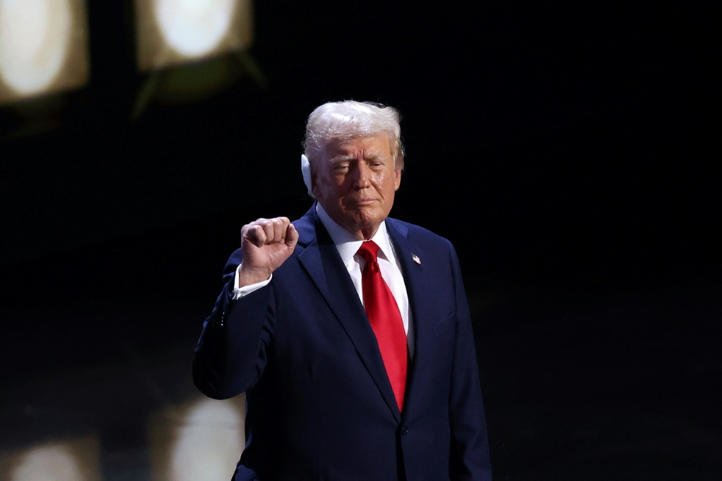 الرئيس الأميركي السابق دونالد ترامب لدى وصوله لقبول ترشيح الجمهوريين له في اليوم الأخير لمؤتمر الحزب في ميلووكي، في 18 تموز/يوليو 2024 (ا ف ب)