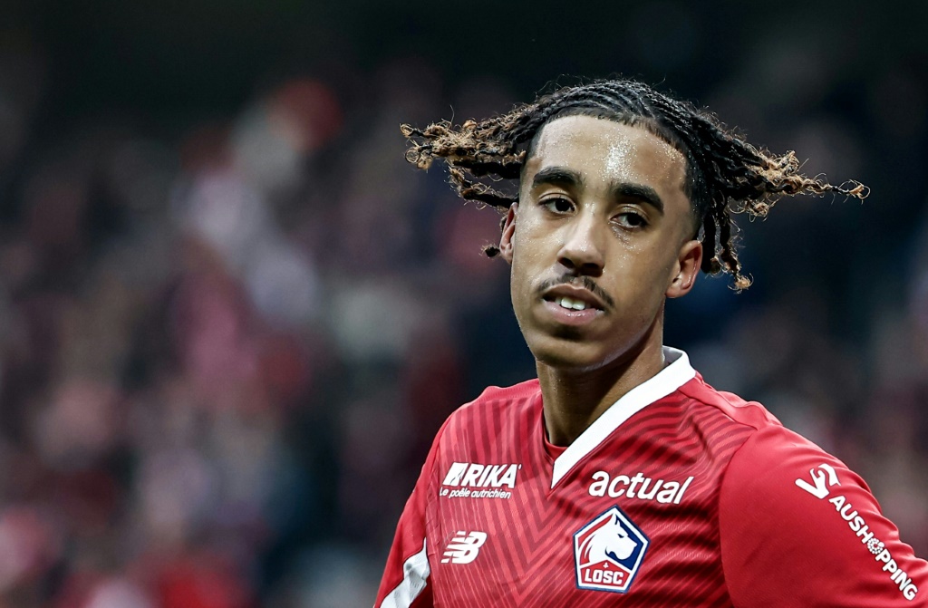 المدافع الفرنسي ليني يورو خلال احتفاله بالتسجيل لليل في مرمى تولوز خلال لقاء الفريقين في الدوري الفرنسي لكرة القدم. فيلنوف-داسك، شمال فرنسا، في 12 تشرين الثاني/نوفمبر 2023 (ا ف ب)