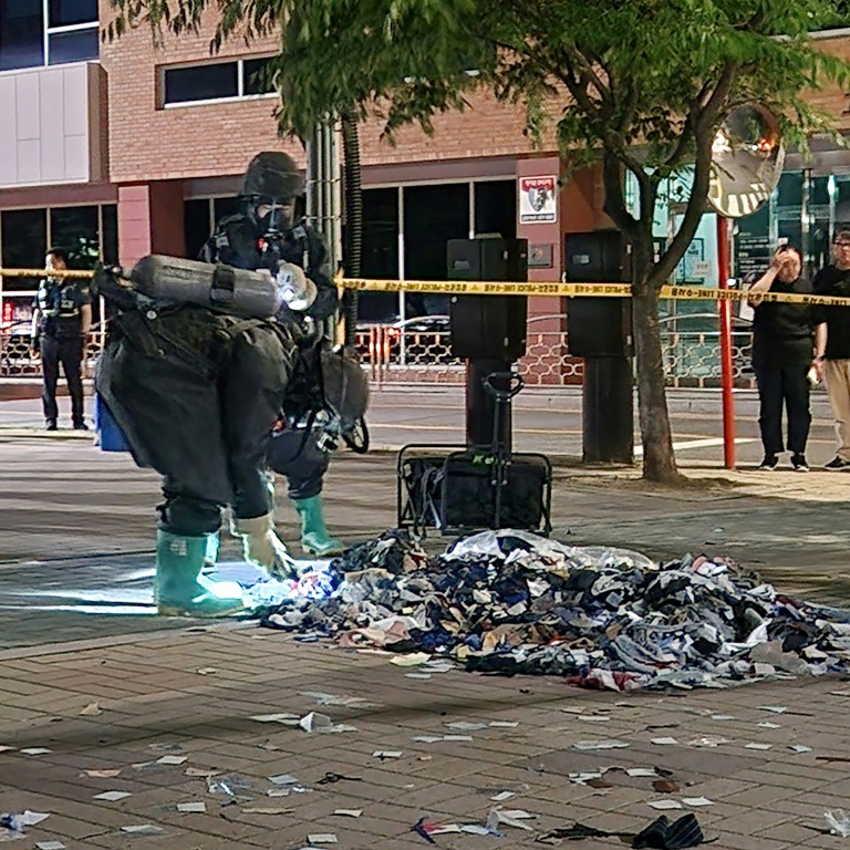 صورة وزعتها وزارة الدفاع في كوريا الجنوبية تظهر ضباطًا في باجو يلتقطون القمامة المرسلة بواسطة بالون من كوريا الشمالية في أوائل يونيو 2024 (أ ف ب)   