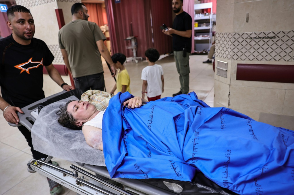 قال متطوعون أجانب يعملون مع المزارعين الفلسطينيين في الضفة الغربية المحتلة إنهم تعرضوا لاعتداء من قبل مستوطنين إسرائيليين يوم الأحد. (ا ف ب)   