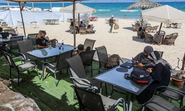مقهى فلسطيني يقدم خدمة الإنترنت لسكان غزة - (الاناضول)