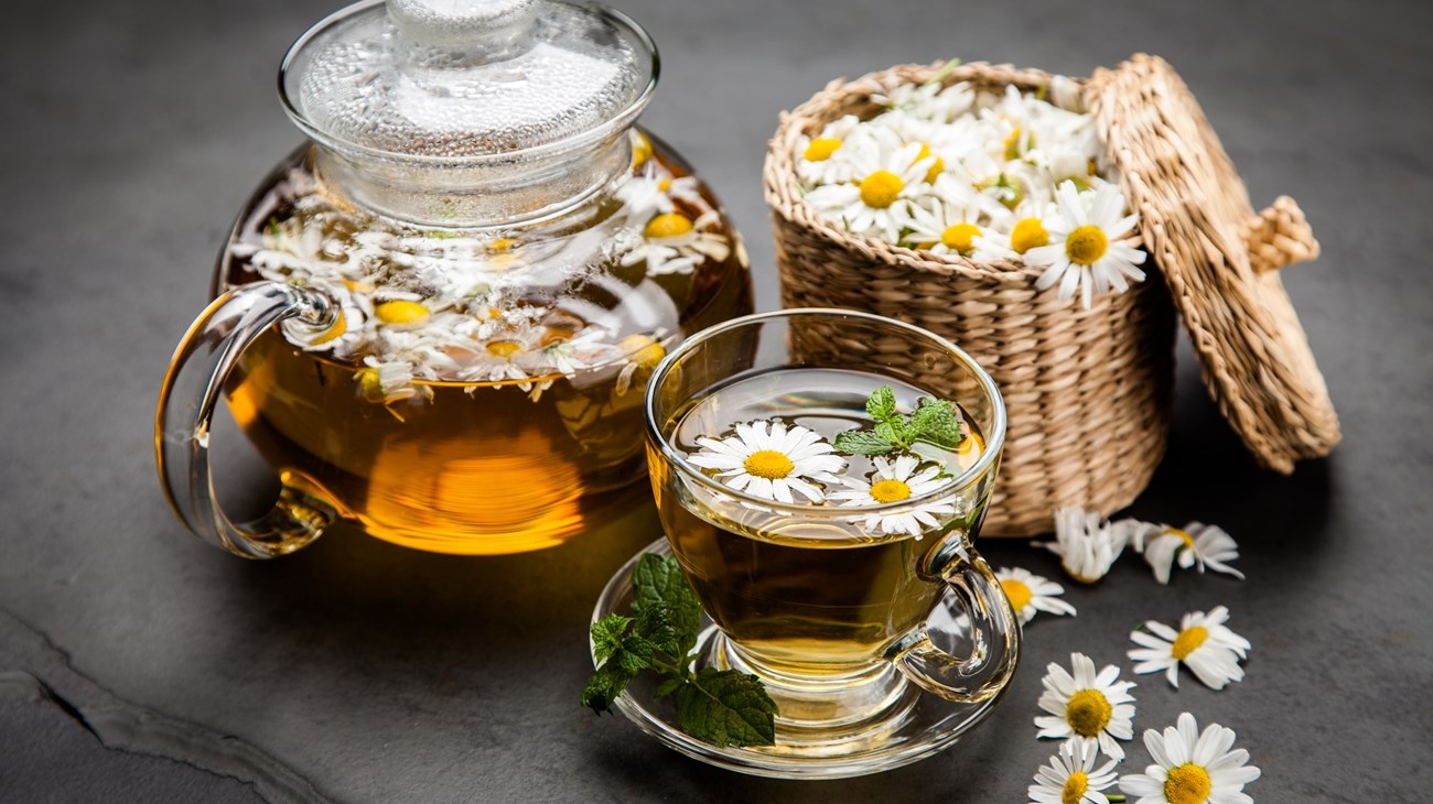 شاي البابونج عبارة عن مشروب عشبي مصنوع من أزهار البابونج المجففة (مواقع التواصل)