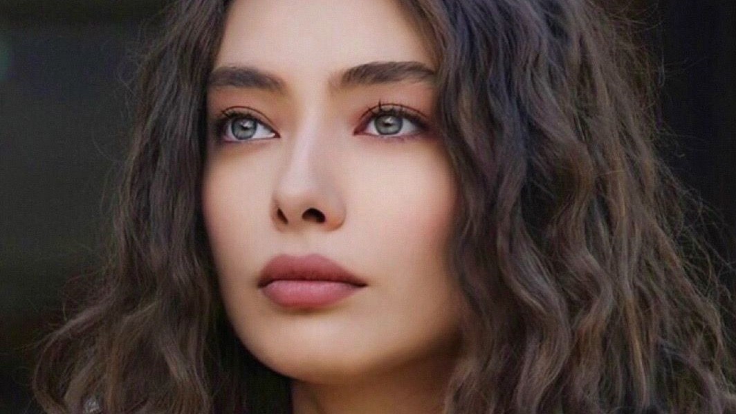 نسليهان أتاغول تبوح بأسرار حبها ومرضها وطفولتها.. وتكشف سر «الأسد» (زهرة الخليج)