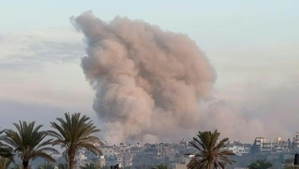 وأفادت مصادر طبية في مستشفى ناصر، "بوصول 4 شهداء نتيجة استهداف طائرة إسرائيلية لمنطقة جورة اللوت شرق مدينة خان يونس (جنوب)" (ا ف ب)