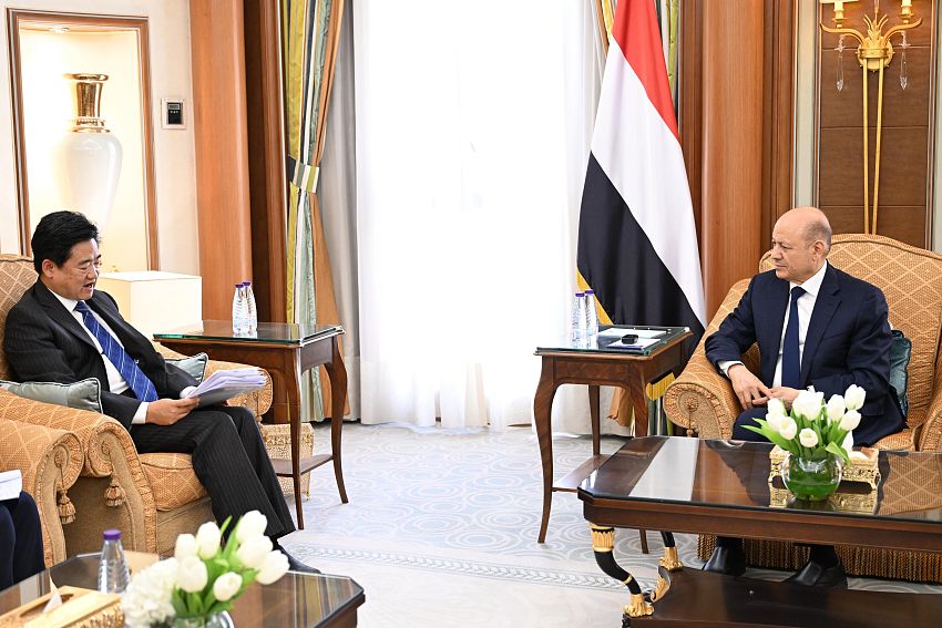 من لقاء سابق بين رئيس مجلس القيادة اليمني الرئاسي والقائم بأعمال السفير الصيني لدى اليمن (سبأ)