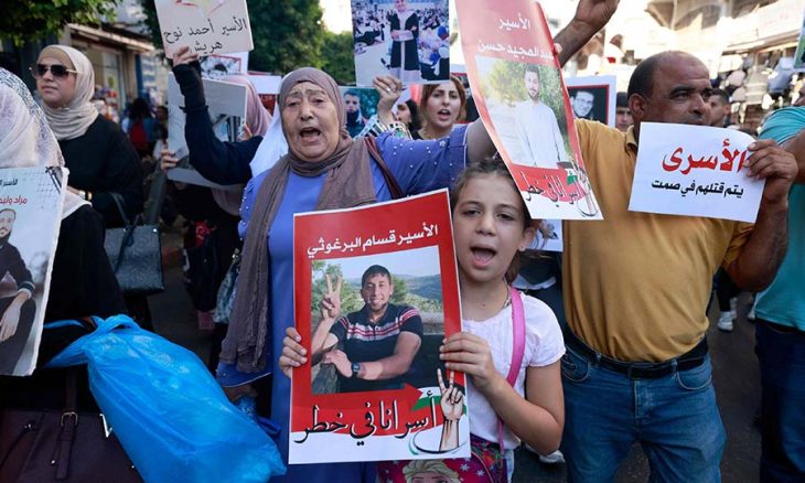 أهالي أسرى فلسطينيون من غزة (الأناضول)