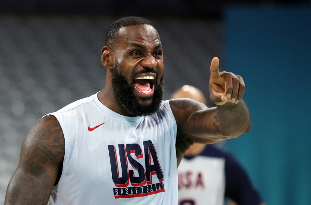 نجم المنتخب الأميركي لكرة السلة ليبرون جيمس خلال حصة تمرينية قبل بدء المشوار في أولمبياد باريس. فيلنوف داسك، شمال فرنسا، في 24 تموز/يوليو 2024 (ا ف ب)