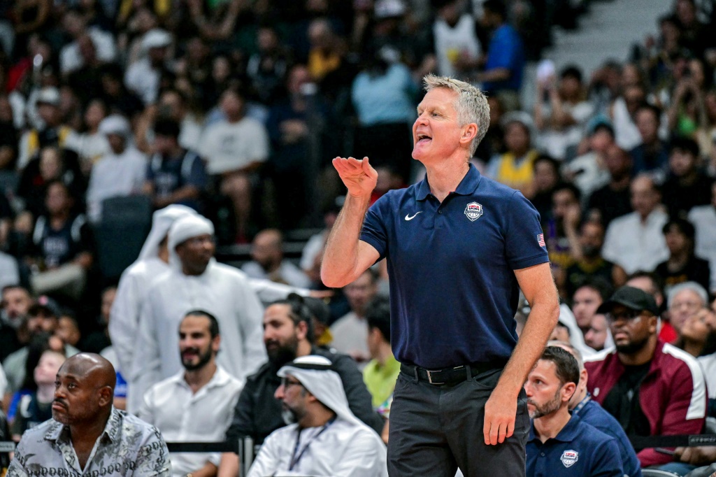  مدرب المنتخب الأميركي لكرة السلة ستيف كير خلال مباراة تحضيرية لأولمبياد باريس ضد أستراليا. أبوظبي في 15 تموز/يوليو 2024 (ا ف ب)