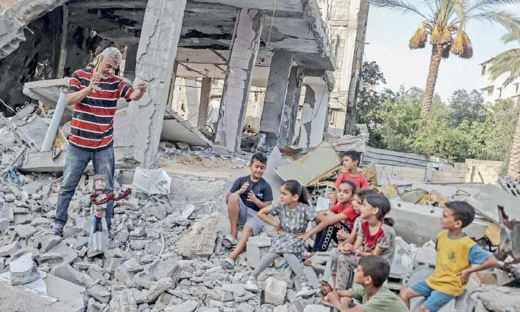 يرى الفنان الفلسطيني أن في تقديم العروض للأطفال «وسيلة لمنحهم لحظات ممتعة ومليئة بالبهجة في ظل ظروف الحرب القاسية» (الأناضول)