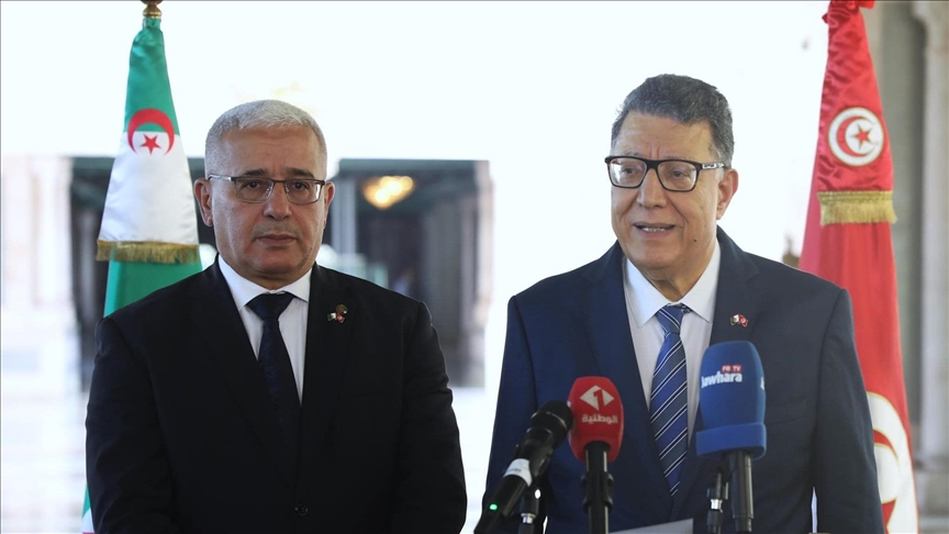 إبراهيم بوغالي رئيس المجلس الشعبي الوطني الجزائري (البرلمان)، مع نظيره التونسي إبراهيم بودربالة (الاناضول)