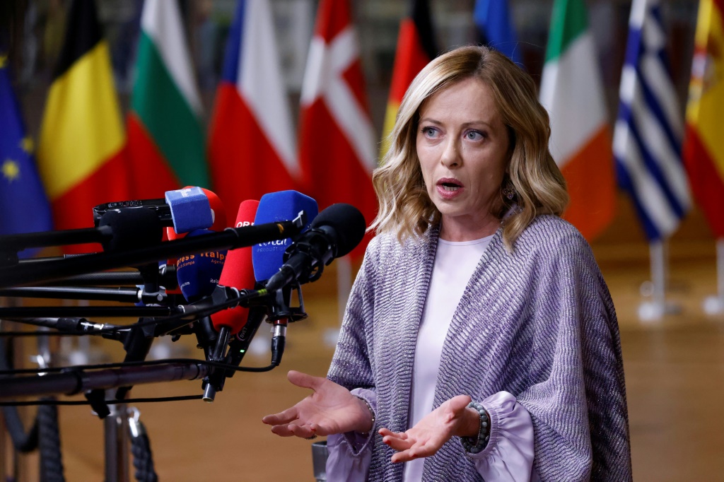 رئيسة الوزراء الإيطالية جورجيا ميلوني تتحدث إلى الصحافيين في ختام قمة المجلس الأوروبي في مقر الاتحاد في بروكسل في 28 حزيران/يونيو 2024 (ا ف ب)