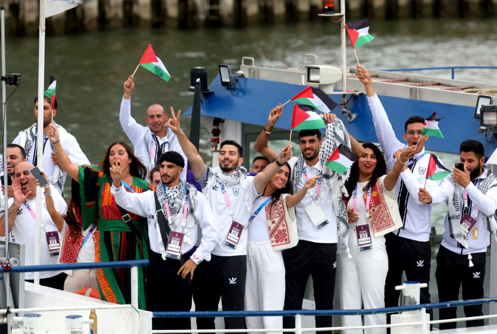 بعثة فلسطين المشاركة في افتتاح أولمبياد 2024 (ا ف ب)