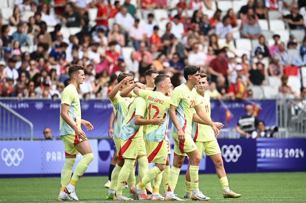 لاعبو المنتخب الاسباني يحتفلون بهز شباك الدومينيكان (3-1) في بوردو في مسابقة كرة القدم بدورة الالعاب الاولمبية في 27 تموز/يوليو 2024 (ا ف ب)