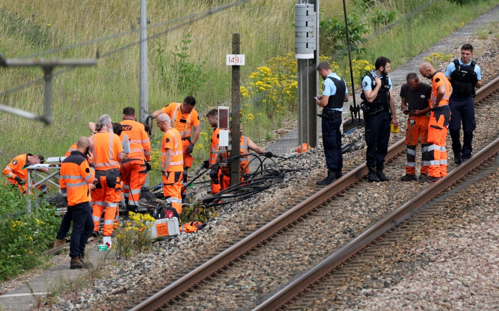 قال مشغل شبكة SNCF إن الموظفين عملوا بلا توقف منذ صباح الجمعة وأكملوا الآن الإصلاحات بالكامل في جميع خدمات السكك الحديدية عالية السرعة المتضررة من هجمات التخريب. (أ ف ب)   