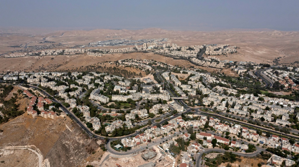 يعيش سكان أفيتار الآن في أراضٍ محاطة بالأعلام الإسرائيلية، ويشعر فرحات بالاستياء العميق من سرقة أرضه. رغم التحديات، يظل الفلسطينيون صبورين ويواصلون مقاومتهم (أ ف ب)