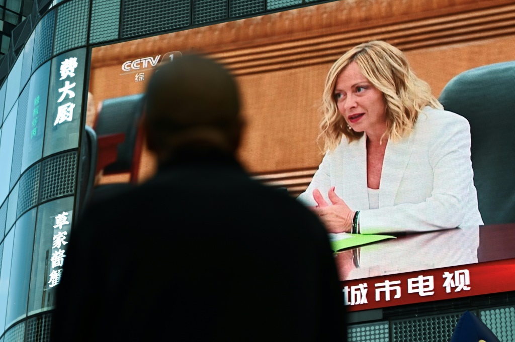 رئيسة الوزراء الإيطالية جورجيا ميلوني كما ظهرت على شاشة عملاقة في الصين في 28 تموز/يوليو 2024 (ا ف ب)