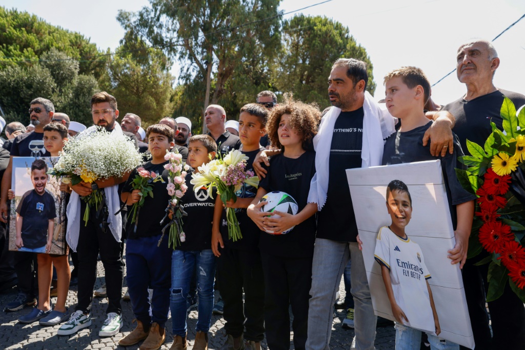 مشيعون في جنازة أحد الشبان الدروز الـ12 الذين قتلوا عندما أصاب صاروخ ملعب كرة قدم في مرتفعات الجولان التي ضمتها إسرائيل (أ ف ب)   