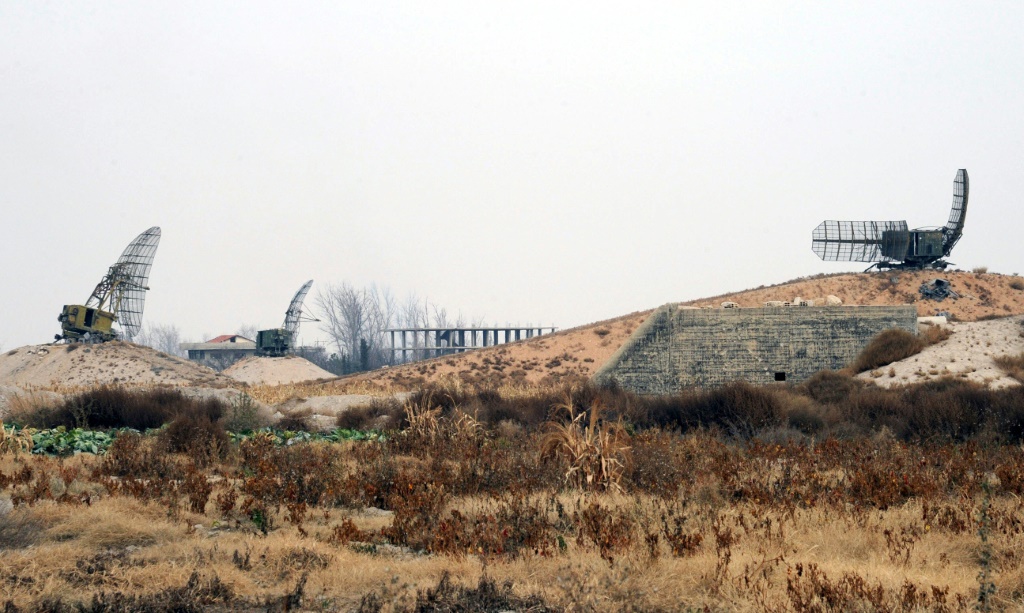 صورة وزعتها وكالة الأنباء الرسمية السورية في 16 كانون الأول/ديسمبر 2015، تظهر رادارات للدفاع الجوي في مطار عسكري شرق دمشق (أ ف ب)   