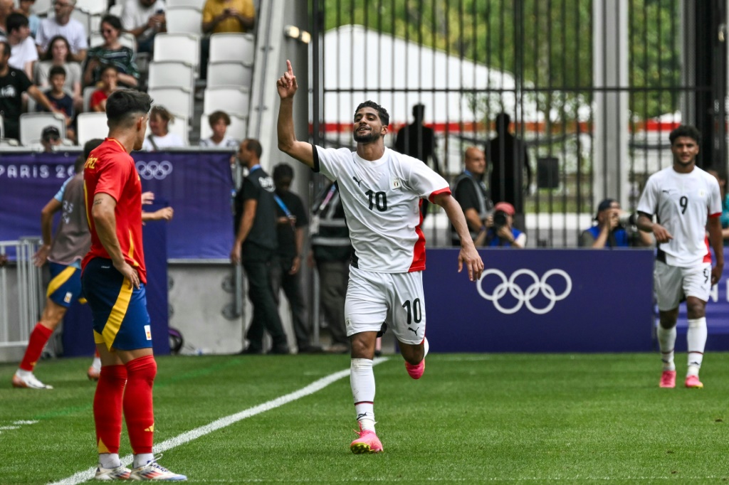 لاعب المنتخب المصري احمد عادل يحتفل بثنائيته في مرمى اسبانيا (2-1) في الجولة الثالثة الاخيرة من دور المجموعات في بوردو في مسابقة كرة القدم ضمن دورة الالعاب الاولمبية في 30 تموز/يوليو 2024 (ا ف ب)