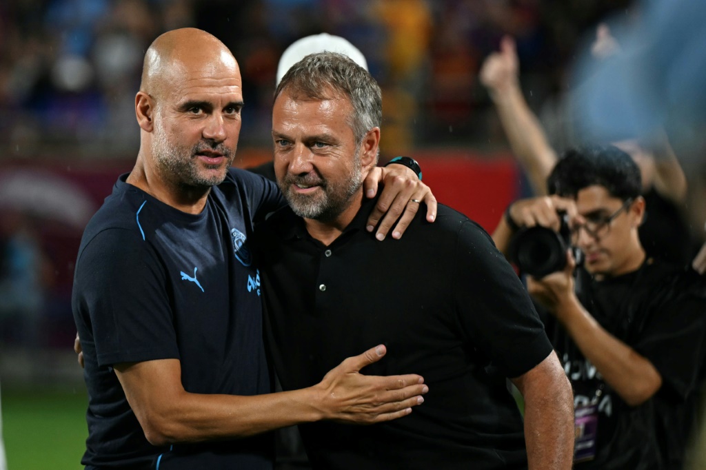 كان مدرب برشلونة هانزي فليك، يميناً، يواجه لاعب ومدرب الفريق السابق بيب غوارديولا (ا ف ب)