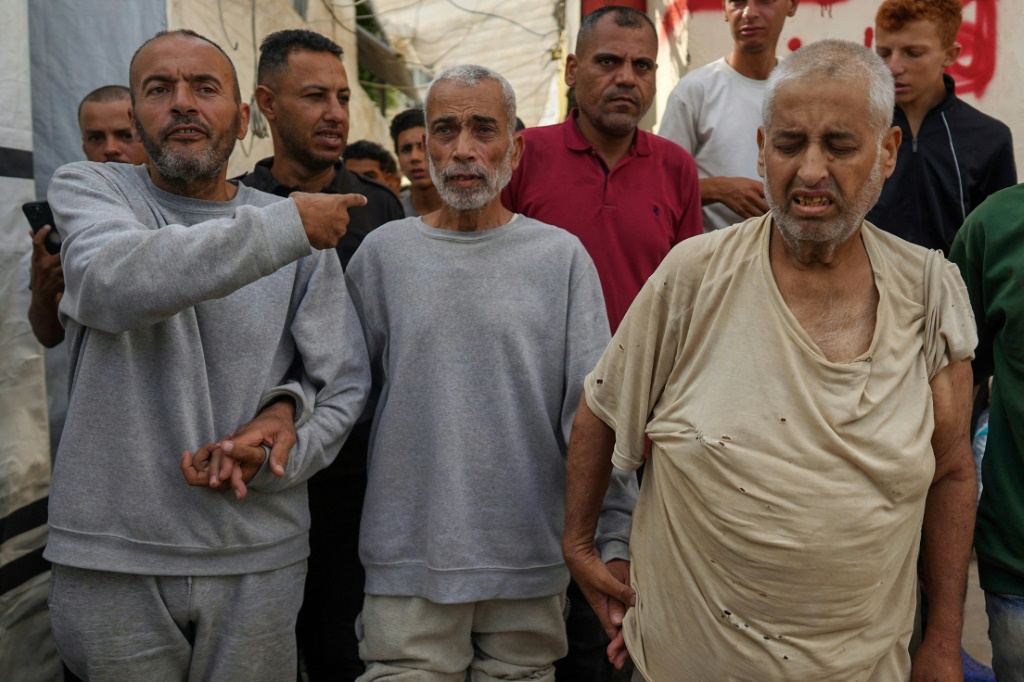 فلسطينيون أفرجت إسرائيل عنهم في مستشفى شهداء الأقصى في دير البلح وسط قطاع غزة في الأول من تموز/يوليو 2024 (أ ف ب)   
