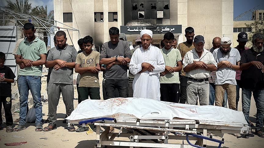قالت قناة الجزيرة: "استشهاد مراسل الجزيرة إسماعيل الغول والمصور رامي الريفي بقصف إسرائيلي استهدف سيارتهما في مدينة غزة". (ا ف ب)