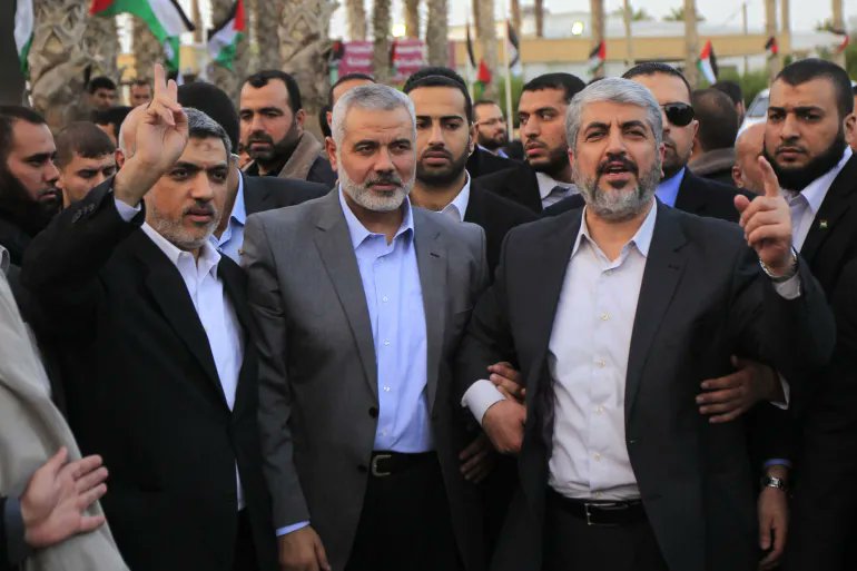 الشهيد اسماعيل هنية يتوسط قادة حماس (اعلام فلسطيني)