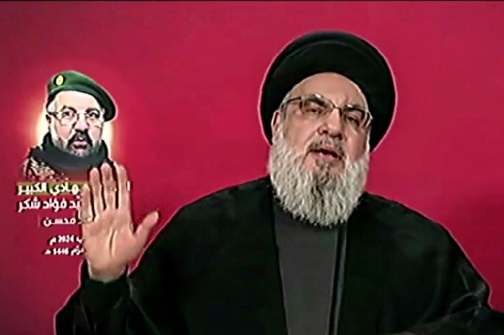 الأمين العام لحزب الله حسن نصر الله يلقي كلمة أمام المشيعين في جنازة القائد العسكري الأعلى فؤاد شكر عبر التلفزيون من مكان غير معلوم في لبنان (ا ف ب)   