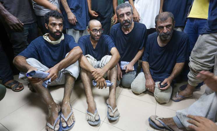 يخضع المُفرج عنهم لفحوص طبية داخل مستشفى شهداء الأقصى، وتظهر على أجسادهم آثار تعذيب (الأناضول)