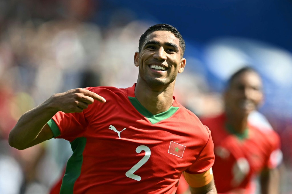 قائد المنتخب المغربي اشرف حكيمي يحتفل بالهدف الثالث في مرمى الولايات المتحدة (4-0) في ربع نهائي مسابقة كرة القدم في اولمبياد باريس في بارك دي برانس في الثاني من آب/أغسطس 2024 (ا ف ب)