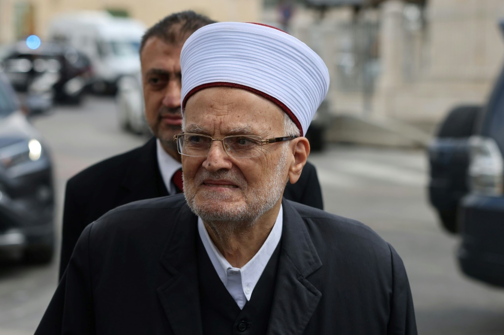 يصل مفتي القدس السابق الشيخ عكرمة صبري (85 عاما) للاستجواب من قبل الشرطة الإسرائيلية في مايو/أيار بشأن خطبة سابقة ألقاها في المسجد الأقصى. (ا ف ب)   