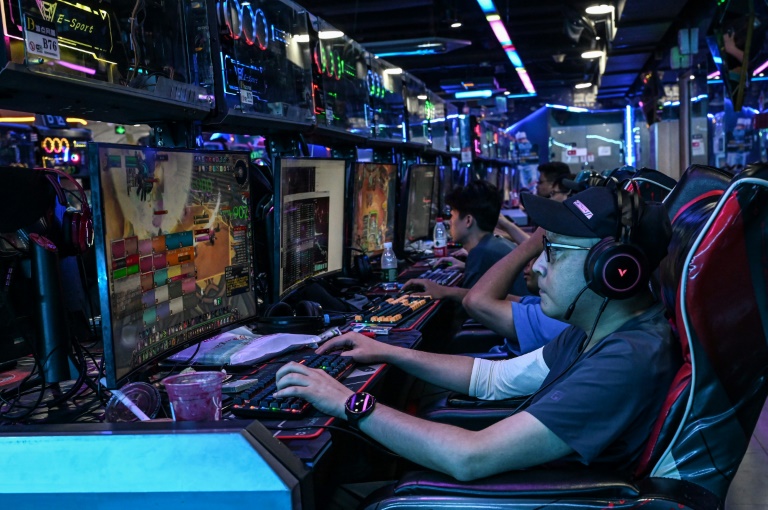 أشخاص يلعبون "وورلد اوف ووركرافت" داخل مقهى انترنت في بكين بتاريخ الاول من آب/أغسطس 2024 (أ ف ب)