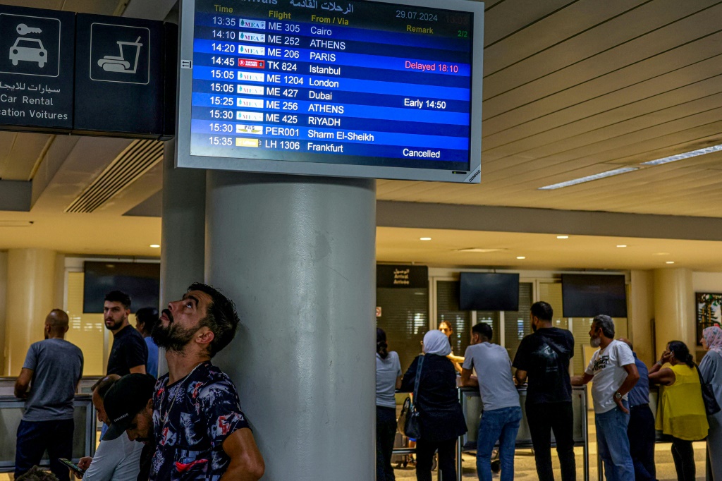    شخص ينظر إلى لوحة القادمين في مطار رفيق الحريري الدولي في بيروت بتاريخ 29 تموز/يوليو 2024 (أ ف ب)   