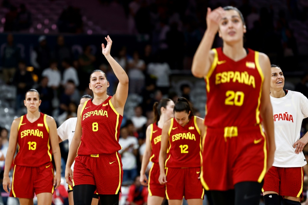  لاعبات المنتخب الاسباني تحتفلن بفوزهن على صربيا 70-62 في الجولة الثالثة الاخيرة من دور المجموعات لمسابقة كرة السلة في أولمبياد باريس في الثالث من آب/أغسطس 2024 (ا ف ب)