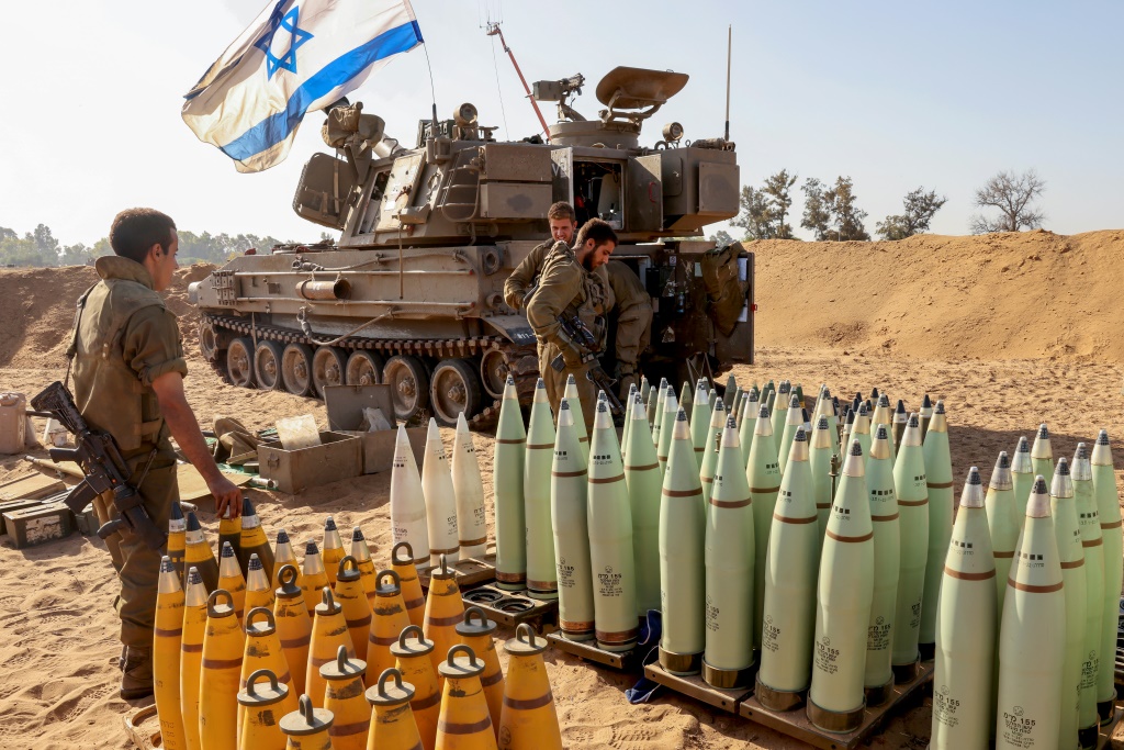 اعتبرت الصحيفة أنه “في حين أن تسليم قنابل نصف طن (MK-83) أمر بالغ الأهمية للقوات الجوية الإسرائيلية، فإن قنابل MK-84 الثقيلة تعتبر ضرورية للصراعات المحتملة في الساحة الشمالية” أي لبنان (ا ف ب)