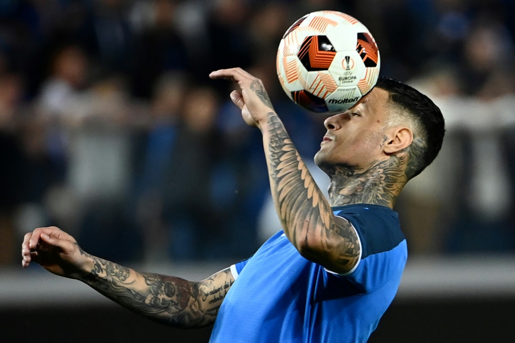 جانلوكا سكاماكا مهاجم أتالانتا الإيطالي في مباراة إياب نصف نهائي الدوري الأوروبي "يوروبا ليغ" أمام مرسيليا الفرنسي. 9 أيار/مايو 2024 (ا ف ب)