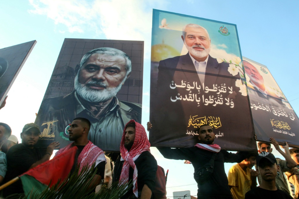 أشخاص يشاركون في مسيرة في الخامس من آب/أغسطس 2024 في مدينة صيدا بجنوب لبنان للاحتجاج على اغتيال رئيس المكتب السياسي لحركة حماس إسماعيل هنية (ا ف ب)