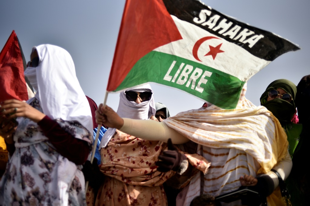 نساء يشاركن في احتفالات الذكرى السنوية ال45 على إعلان الجمهورية العربية الصحراوية الديموقراطية، في مخيم للاجئين في ضواحي مدينة تندوف في جنوب غرب الجزائر، 27 شباط/فبراير 2021 (أ ف ب)  &nbsp;