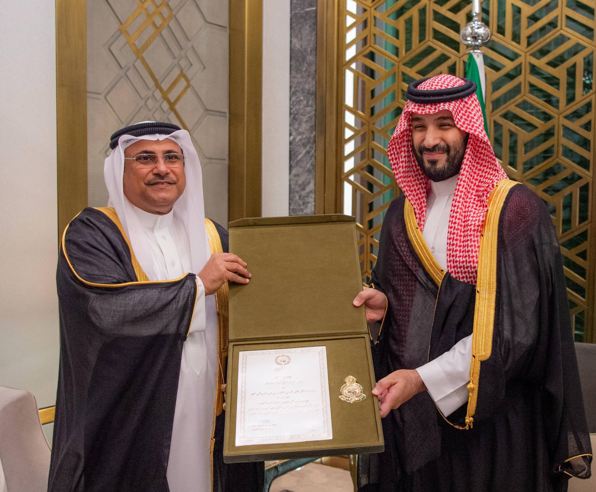 تقديم وسام «القائد» لولي العهد السعودي لدفاعه عن القضايا العربية وتعزيزه العمل المشترك (واس)