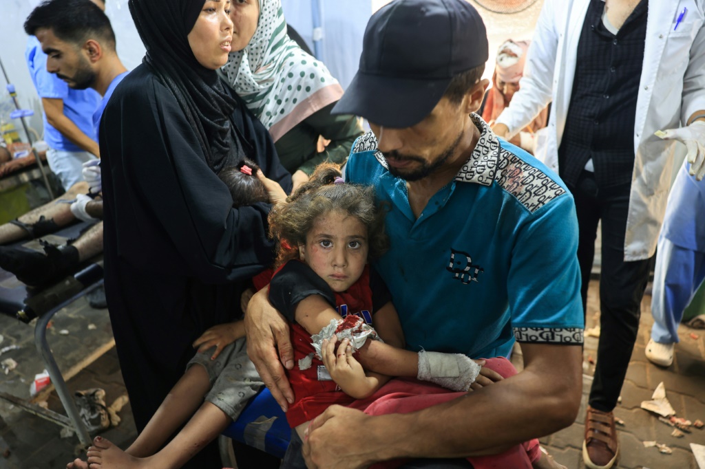 أوضح الشهود أنه وصل إلى مستشفى المعمداني بمدينة غزة إصابات (لم يُذكر عددها) جراء القصف الإسرائيلي جنوب المدينة (أ ف ب)