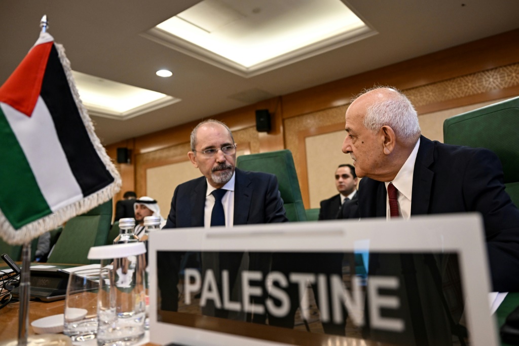 السفير الفلسطيني لدى الأمم المتحدة رياض منصور (يمين) يتحدث إلى وزير الخارجية الأردني أيمن الصفدي خلال اجتماع لمنظمة التعاون الإسلامي في جدة في 7 آب/أغسطس 2024 (أ ف ب)   