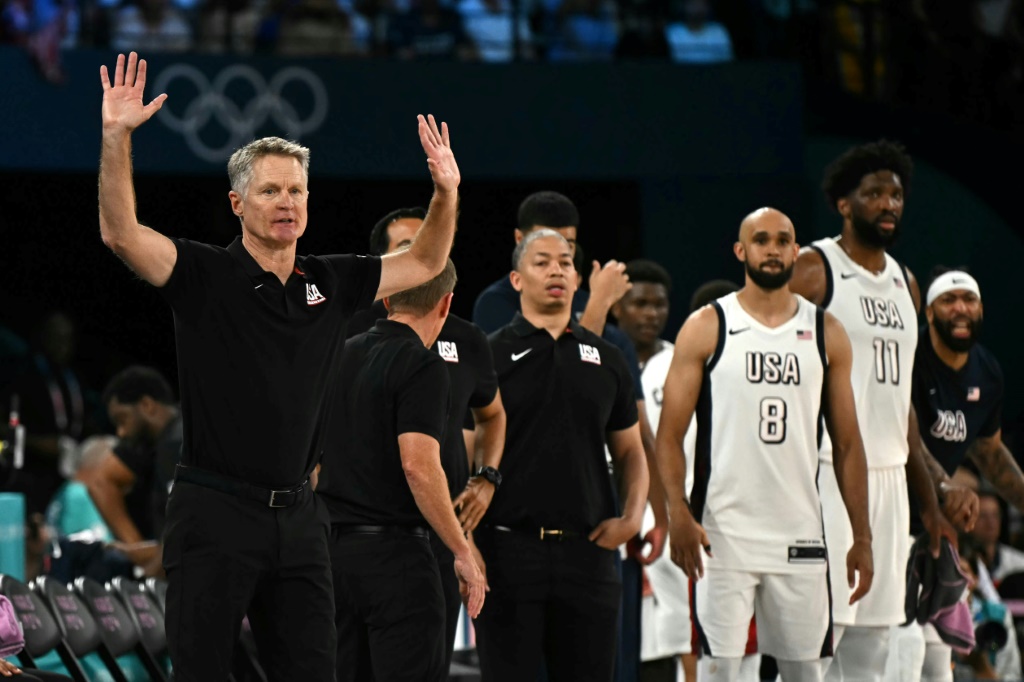 مدرب المنتخب الأميركي ستيف كير (يسار) بعد الفوز على صربيا في نصف نهائي مسابقة كرة السلة للرجال في أولمبياد باريس في 8 آب/أغسطس 2024 (ا ف ب)