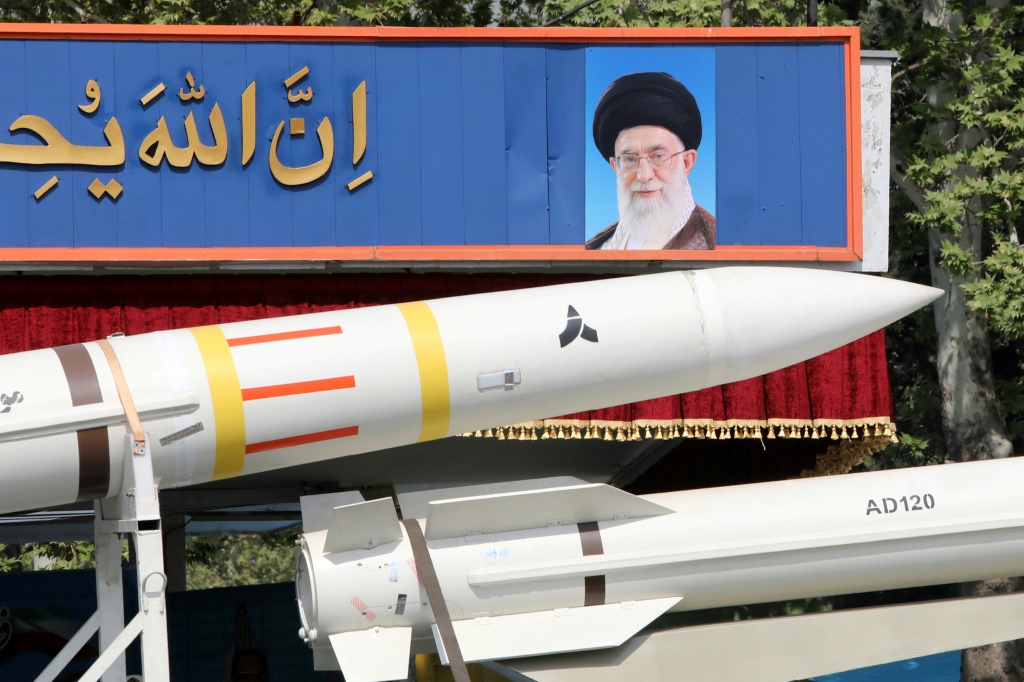 يعيش الشرق الأوسط منذ أسبوع حالة من التوتر الشديد بانتظار التصعيد الجديد في الحرب التي مضى عليها عشرة أشهر بين إسرائيل وإيران والجماعات المسلحة الموالية لها (ا ف ب)