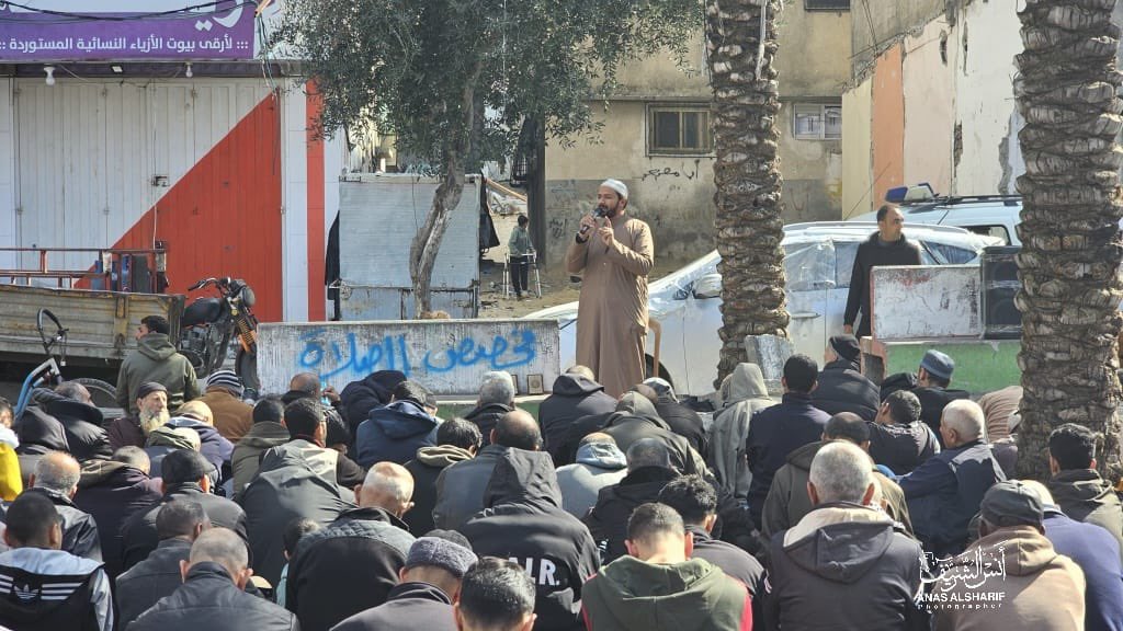 افتقدوا لمة الجمعة، وأجواء الصلاة في المسجد، ولقاء الأحباء (مركز الاعلام الفلسطيني)