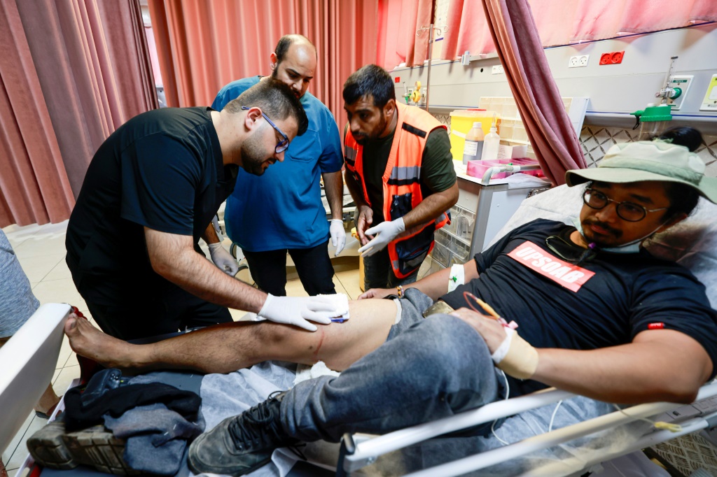غالبًا ما ينضم النشطاء الأجانب إلى الفلسطينيين في الاحتجاجات شبه الأسبوعية ضد التوسع الاستيطاني في بيتا بالضفة الغربية المحتلة (ا ف ب)   