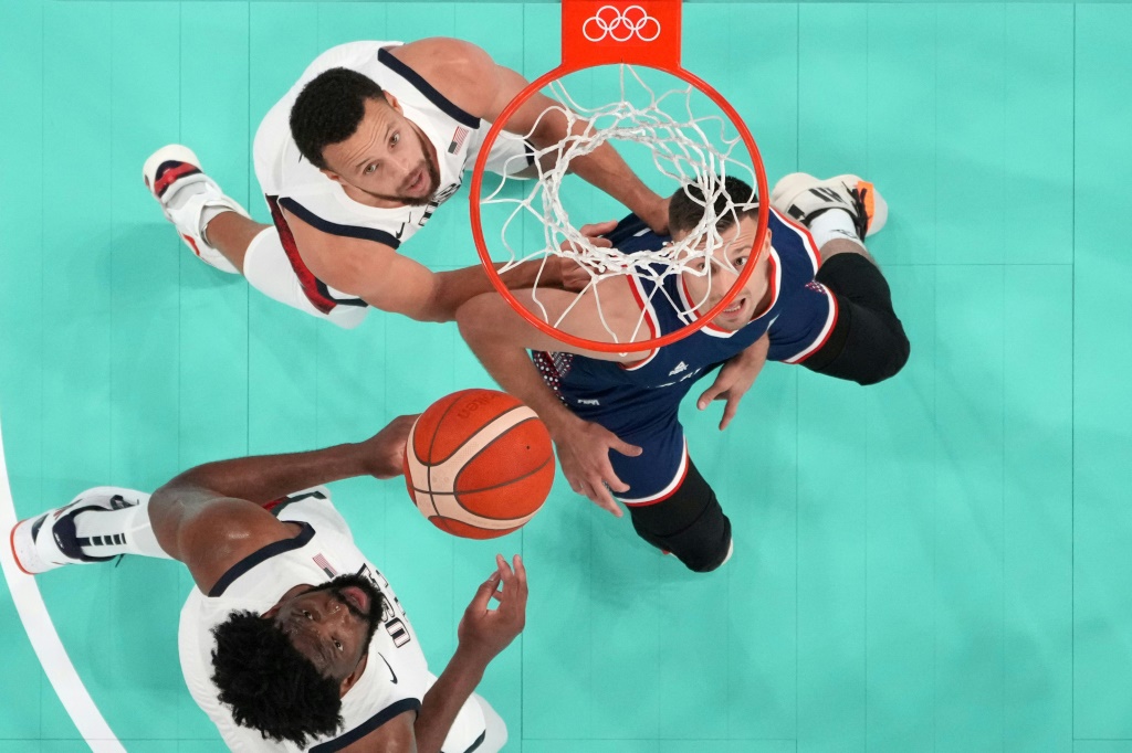 سجل ستيفن كوري 36 نقطة في فوز منتخب الولايات المتحدة على صربيا في نصف نهائي مسابقة كرة السلة في أولمبياد باريس 2024 (ا ف ب)