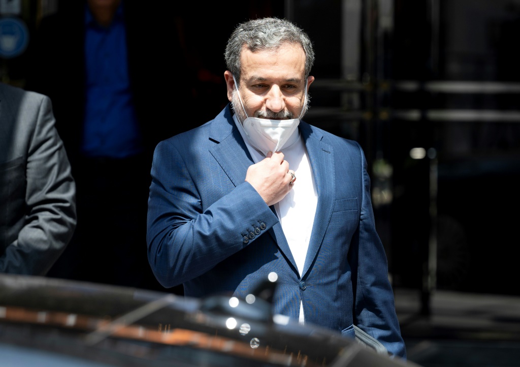 الدبلوماسي الإيراني عباس عراقجي في فيينا في 20 حزيران/يونيو 2021 (أ ف ب)   