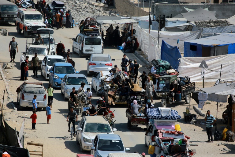 فلسطينيون يفرون من أحد أحياء خان يونس بعد تلقيهم أوامر إسرائيلية بالإخلاء في 11 آب/أغسطس 2024 (أ ف ب)