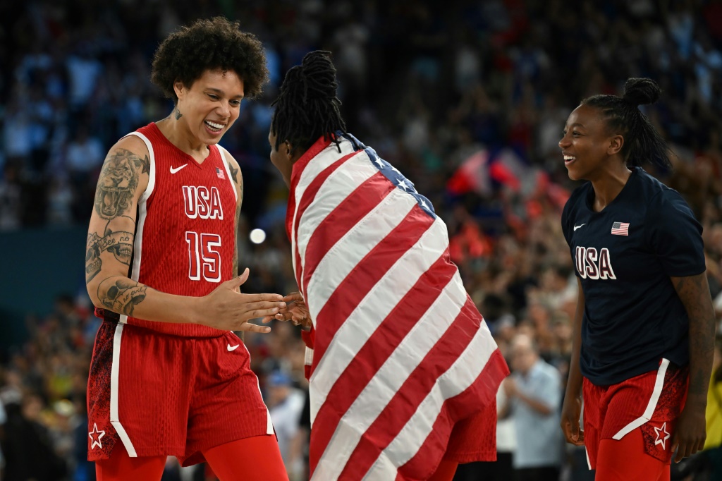 لاعبة المنتخب الأميركي لكرة السلة بريتني غراينر بعد احرازها الذهبية في أولمبياد باريس في 11 آب/أغسطس 2024 (ا ف ب)