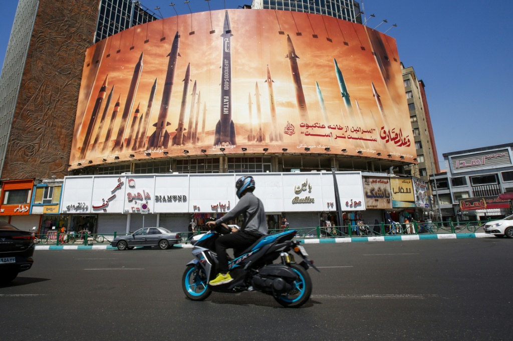 صورة في الطريق لصواريخ بالستية إيرانية في طهران بتاريخ 19 نيسان/أبريل 2024 (ا ف ب)